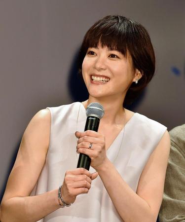 左手薬指に指輪がキラリ。トークで笑顔を見せる上野樹里＝東京・イイノホール（撮影・園田高夫）