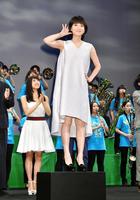 ブラスバンドの演奏に合わせ壇上でポーズを決める上野樹里。左は土屋太鳳＝東京・イイノホール（撮影・園田高夫）