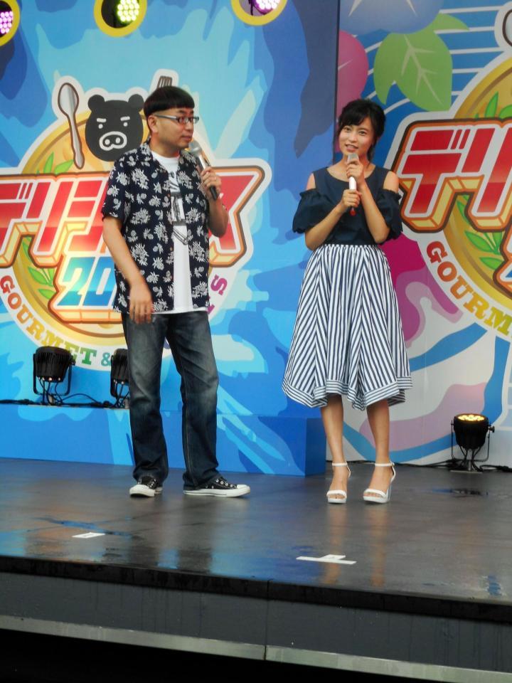 千葉県の観光ＰＲイベントにサプライズ登場したイジリー岡田（左）とトークする小島瑠璃子＝東京・赤坂サカス