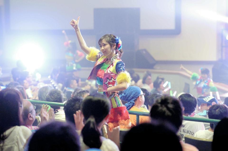 客席に降りて会場を盛り上げる渡辺麻友（中央）らＡＫＢ４８の選抜メンバー＝ＵＳＪ（撮影・佐藤厚）