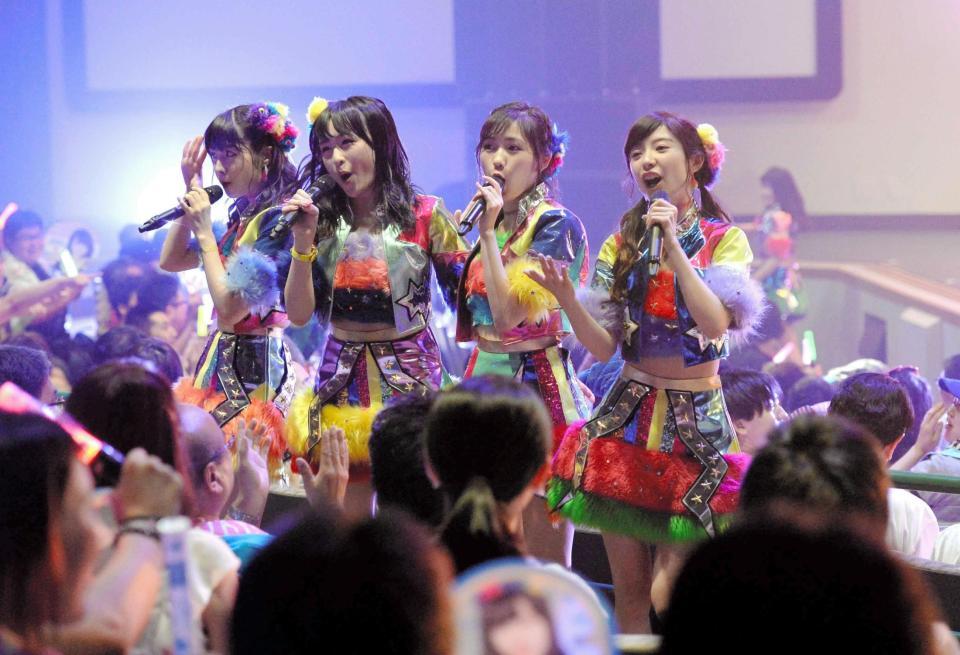 客席に降りて会場を盛り上げるＡＫＢ４８の選抜メンバー＝ＵＳＪ（撮影・佐藤厚）