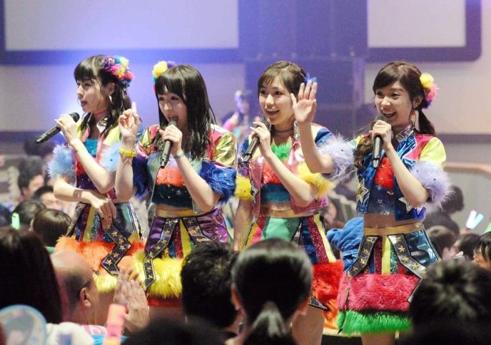 客席に降りて会場を盛り上げるＡＫＢ４８の選抜メンバー＝ＵＳＪ（撮影・佐藤厚）