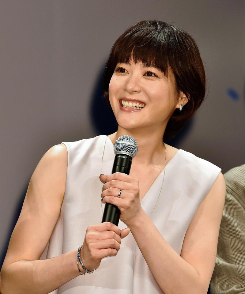 左手薬指に指輪がキラリ。トークで笑顔を見せる上野樹里＝東京・イイノホール（撮影・園田高夫）