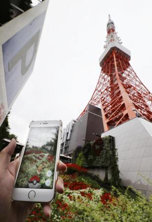 　国内配信が始まったスマートフォン向けゲーム「ポケモンＧＯ」の画面。東京タワーの下でもキャラクターが画面に現れた
