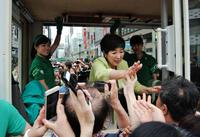 ガラス張り選挙カーの中から都民と触れ合う小池百合子氏＝東京・銀座