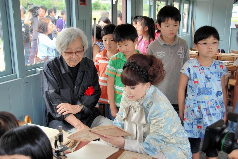 トットちゃん広場内に置かれた「電車の教室」を楽しむ黒柳徹子（手前右）と山田洋次監督（同左）