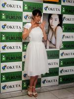 写真集「ＡＫＡＲＩ２」の発売記念握手会を行った植村あかり＝東京・福家書店新宿サブナード店