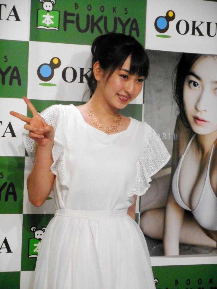 写真集「ＡＫＡＲＩ２」の発売記念握手会を行った植村あかり＝東京・福家書店新宿サブナード店