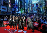 ゴジラのポーズで記念撮影する出演者ら