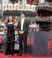 映画「シン・ゴジラ」のイベントに、ゴジラ船で登場した石原さとみ（左）と長谷川博己＝大阪・道頓堀川