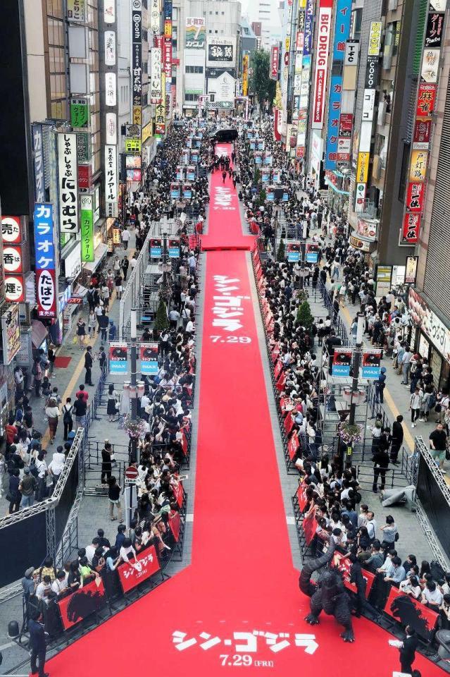 　ゴジラロードに敷かれたレッドカーペット