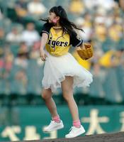 始球式を務めるＮＭＢ４８・薮下柊＝甲子園（撮影・北村雅宏）