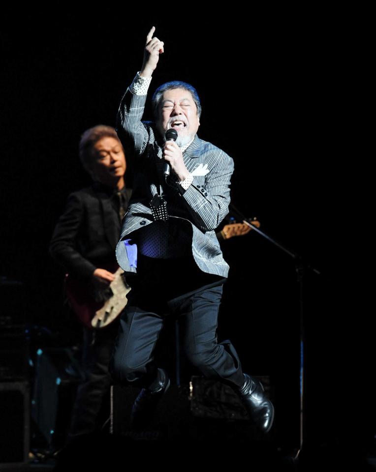 ジャンプをしながら熱唱する沢田研二＝都内　