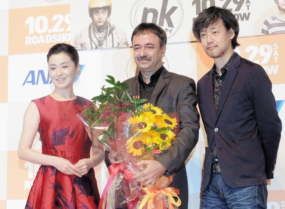 来日したラージクマール・ヒラニ監督（中央）を祝いに登場した檀れい（左）と山崎貴監督＝東京・九段下