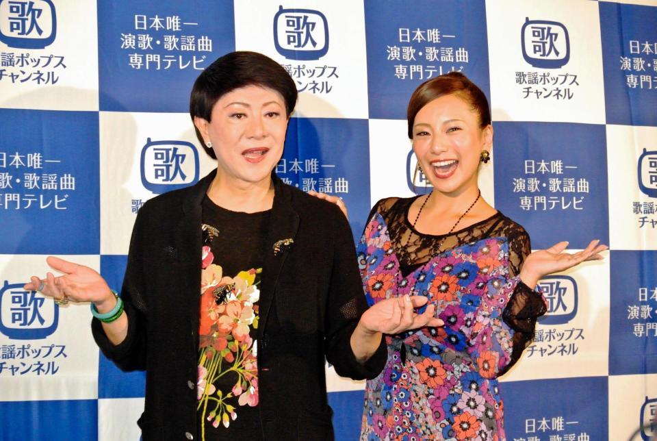 愛媛ロケの思い出を語った美川憲一（左）と三船美佳＝東京・五反田