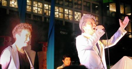 応援に駆けつけた加藤登紀子（左）の要望に応え、歌を披露した鳥越俊太郎候補＝東京・渋谷のハチ公前広場