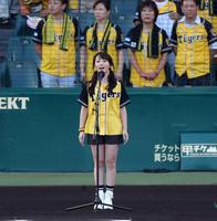 国歌を独唱する水樹奈々＝甲子園（撮影・飯室逸平）