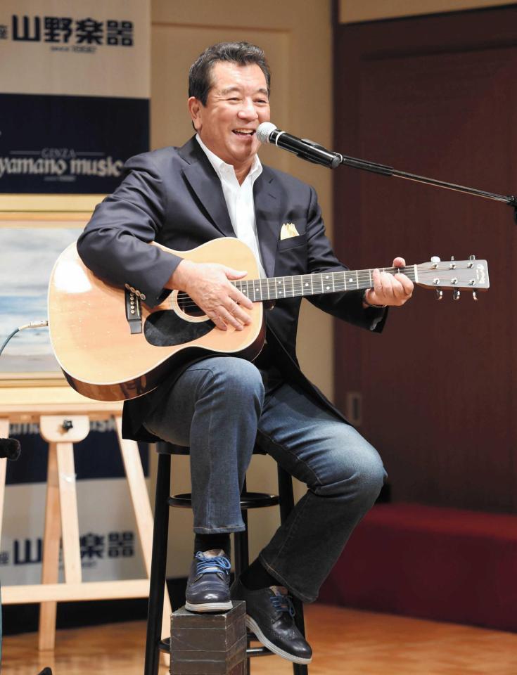 　ミニライブでファンを魅了する加山雄三＝東京・銀座（撮影・開出牧）