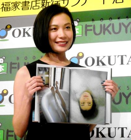 　初の写真集「Ｍｉｌｅｓ　Ａｗａｙ」の発売記念サイン＆握手会を行った村川絵梨＝東京・福家書店新宿サブナード店