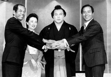 国民栄誉賞受賞者祝賀会で記念写真におさまる（左から）衣笠氏、久美子夫人、千代の富士、王氏＝８９年１２月２７日