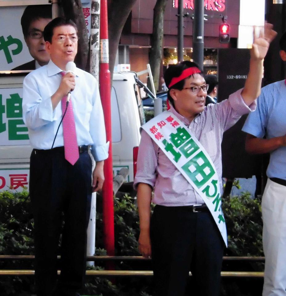 　西川きよし（左）の応援を受ける増田寛也氏＝東京・表参道