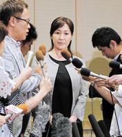 謝罪会見する高島礼子＝６月３０日、京都市内　