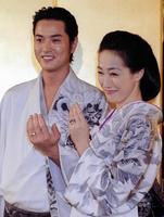 結婚披露宴後、会見する高知東生被告（左）と高島礼子＝１９９９年２月２０日　