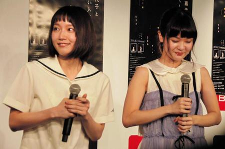 生歌に感動して涙した吉岡里帆（左）とともに泣いた吉澤嘉代子＝東京・渋谷ＨＭＶ＆ＢＯＯＫＳ　ＴＯＫＹＯ