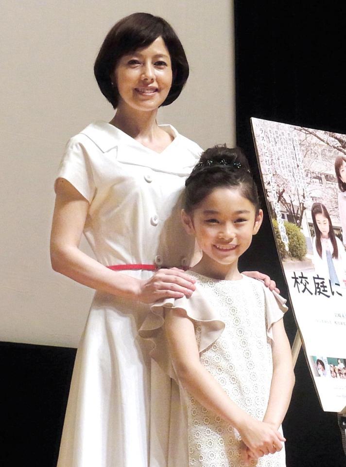 教師と生徒役で共演した沢口靖子（左）と岩崎未来＝東京・銀座
