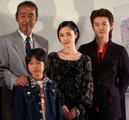 映画「博士の愛した数式」完成披露試写会で（左から）寺尾聰、齋藤隆成、深津絵里、吉岡秀隆＝０５年撮影