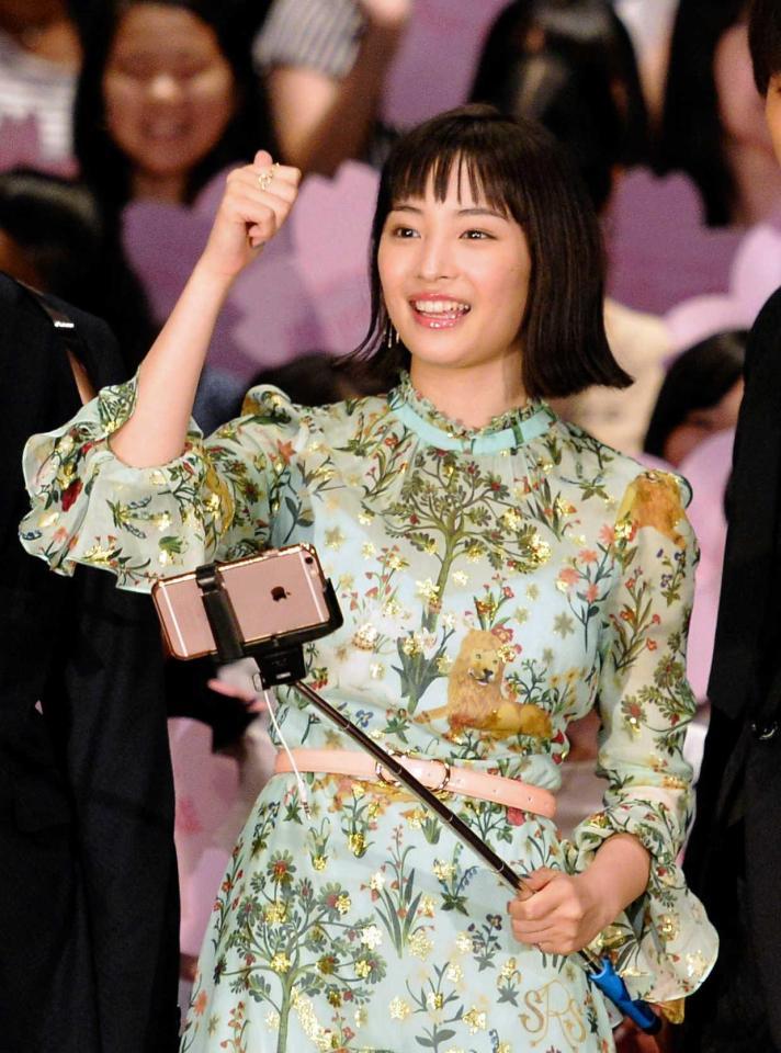 広瀬すず 髪バッサリで主演映画舞台あいさつ 芸能 デイリースポーツ Online