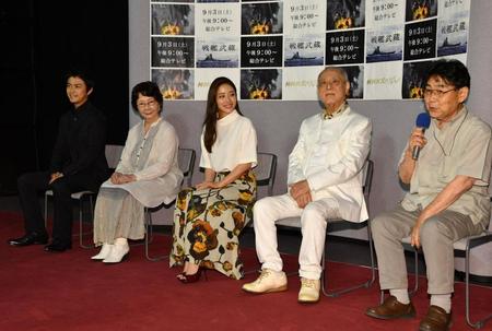 ＮＨＫスペシャル「ドラマ　戦艦武蔵」完成試写会で会見する（左から）勝地涼、渡辺美佐子、石原さとみ、津川雅彦、作・演出の岡崎栄氏＝東京・渋谷のＮＨＫ