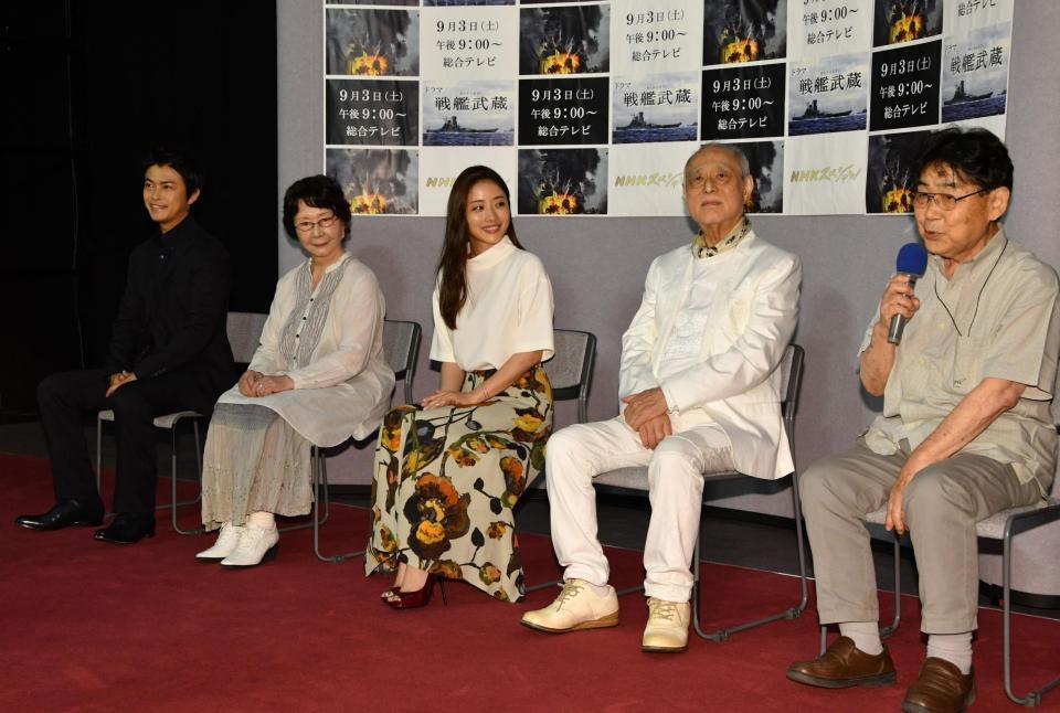 ＮＨＫスペシャル「ドラマ　戦艦武蔵」完成試写会で会見する（左から）勝地涼、渡辺美佐子、石原さとみ、津川雅彦、作・演出の岡崎栄氏＝東京・渋谷のＮＨＫ