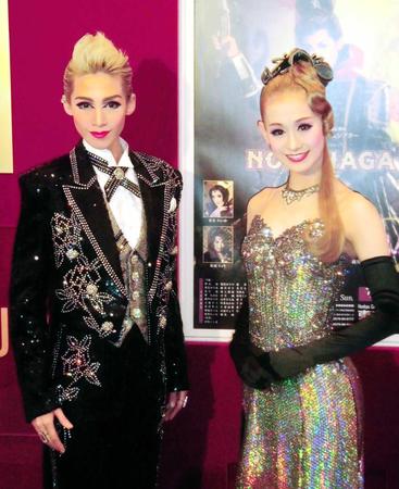 　公演前に会見した龍真咲（左）と愛希れいか＝東京宝塚劇場