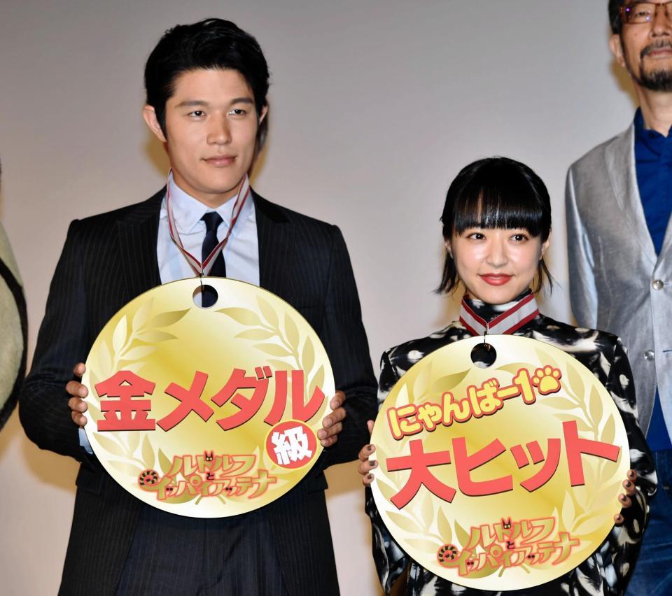 映画「ルドルフとイッパイアッテナ」の初日舞台あいさつに登場した鈴木亮平（左）と井上真央＝東京・六本木（撮影・佐々木彰尚）