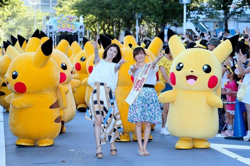 ピカチュウとパレードした松岡茉優（左）と紺野あさ美アナウンサー＝神奈川県みなとみらい