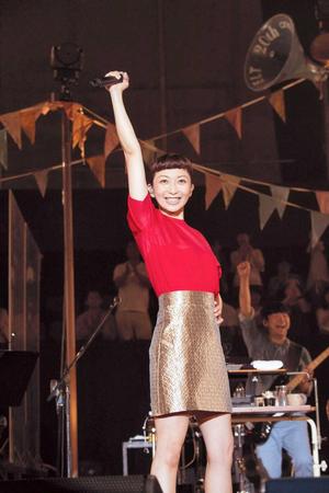 　デビュー当時をほうふつとさせるひざ上スカートで熱唱した持田香織＝東京・代々木第二体育館