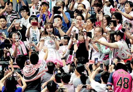 　自分を推しメンに選んでくれているファンのスタンドに行く小嶋陽菜（中）。ファンもスマホで写真が取り放題の公演となった＝さいたまスーパーアリーナ