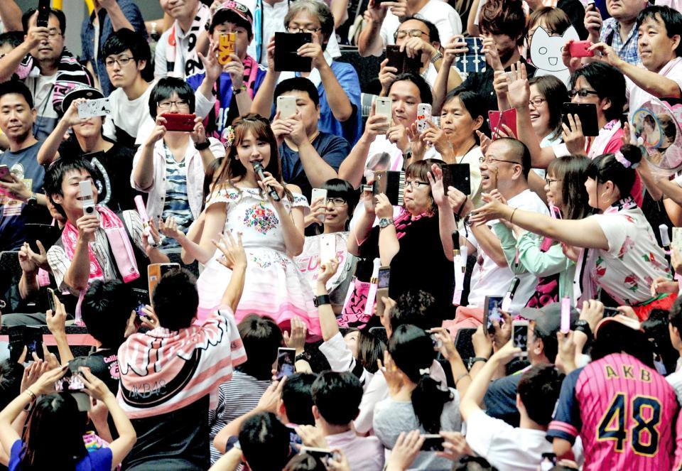 　自分を推しメンに選んでくれているファンのスタンドに行く小嶋陽菜（中）。ファンもスマホで写真が取り放題の公演となった＝さいたまスーパーアリーナ