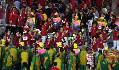 入場行進する日本選手団＝リオデジャネイロ