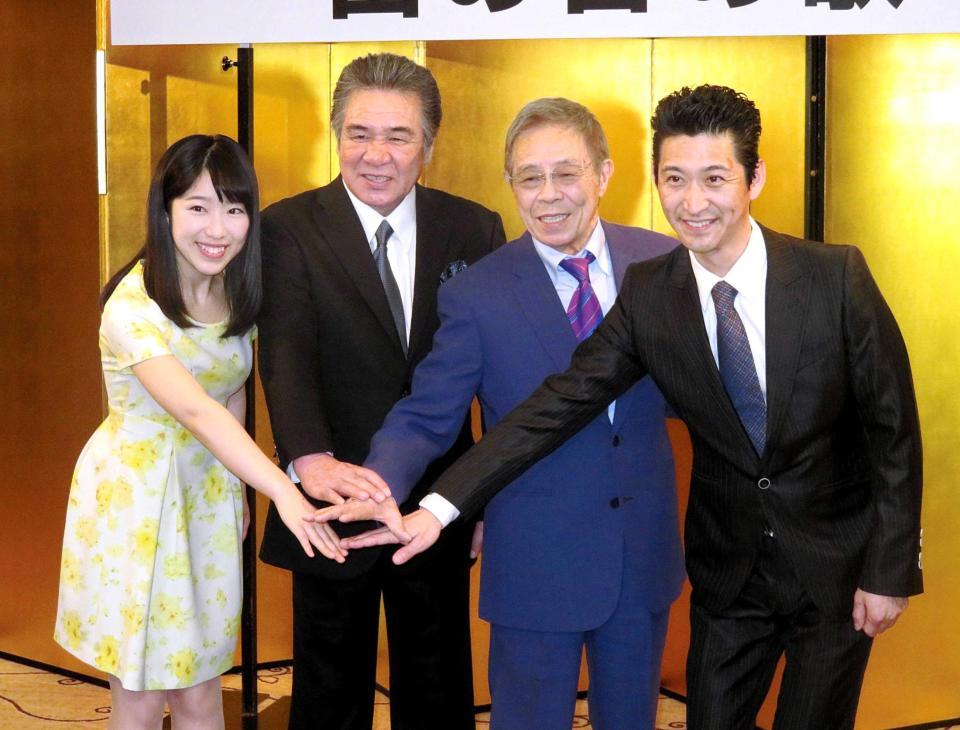 　祝日「山の日」制定記念曲の発表会に登場した（左から）津吹みゆ、鳥羽一郎、北島三郎、走裕介＝東京・九段下