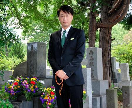 初代・喜多村緑郎の墓前で襲名を報告した市川月乃助＝東京・雑司ケ谷霊園