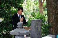 初代・喜多村緑郎の墓前で襲名を報告した市川月乃助＝東京・雑司ケ谷霊園