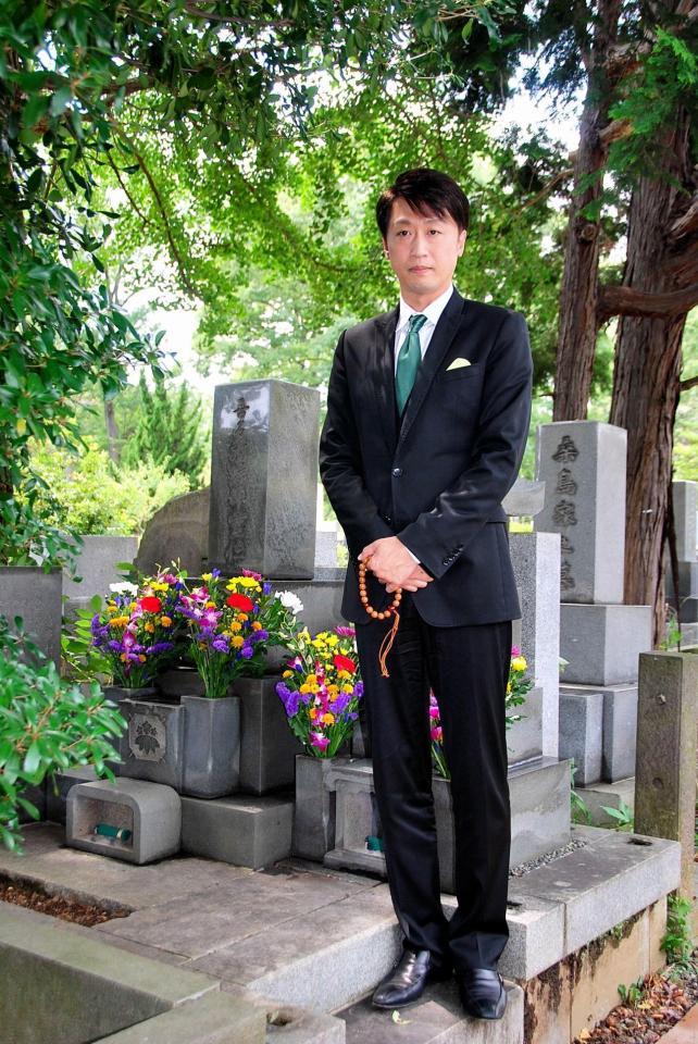 初代・喜多村緑郎の墓前で襲名を報告した市川月乃助＝東京・雑司ケ谷霊園