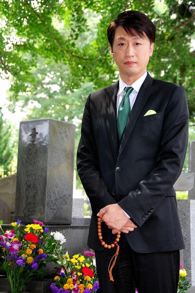 初代・喜多村緑郎の墓前で襲名を報告した市川月乃助＝東京・雑司ケ谷霊園