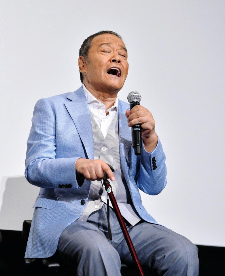 気持ちよさそうに歌声を披露する西田敏行＝東京・丸の内ピカデリー２（撮影・園田高夫）