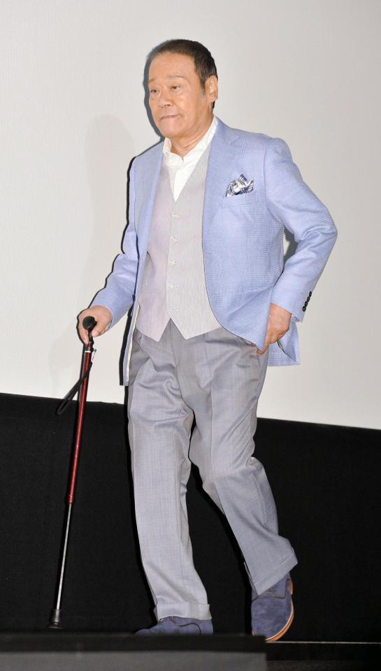 つえをついて登壇する西田敏行＝東京・丸の内ピカデリー２（撮影・園田高夫）