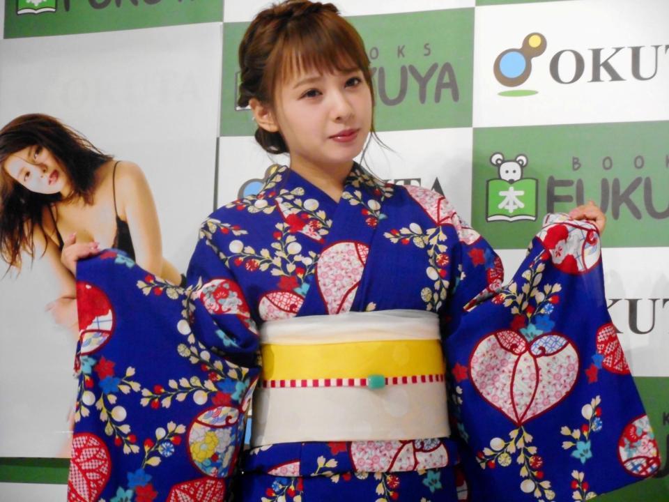 写真集の発売記念イベントを行った山田菜々＝東京・福家書店新宿サブナード店