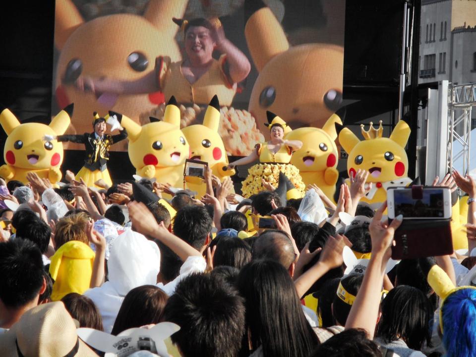 ずぶぬれスプラッシュショーでピカチュウとダンスした渡辺直美＝横浜赤レンガ倉庫