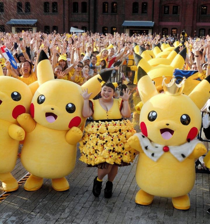 ずぶぬれスプラッシュショーでピカチュウとダンスした渡辺直美＝横浜赤レンガ倉庫